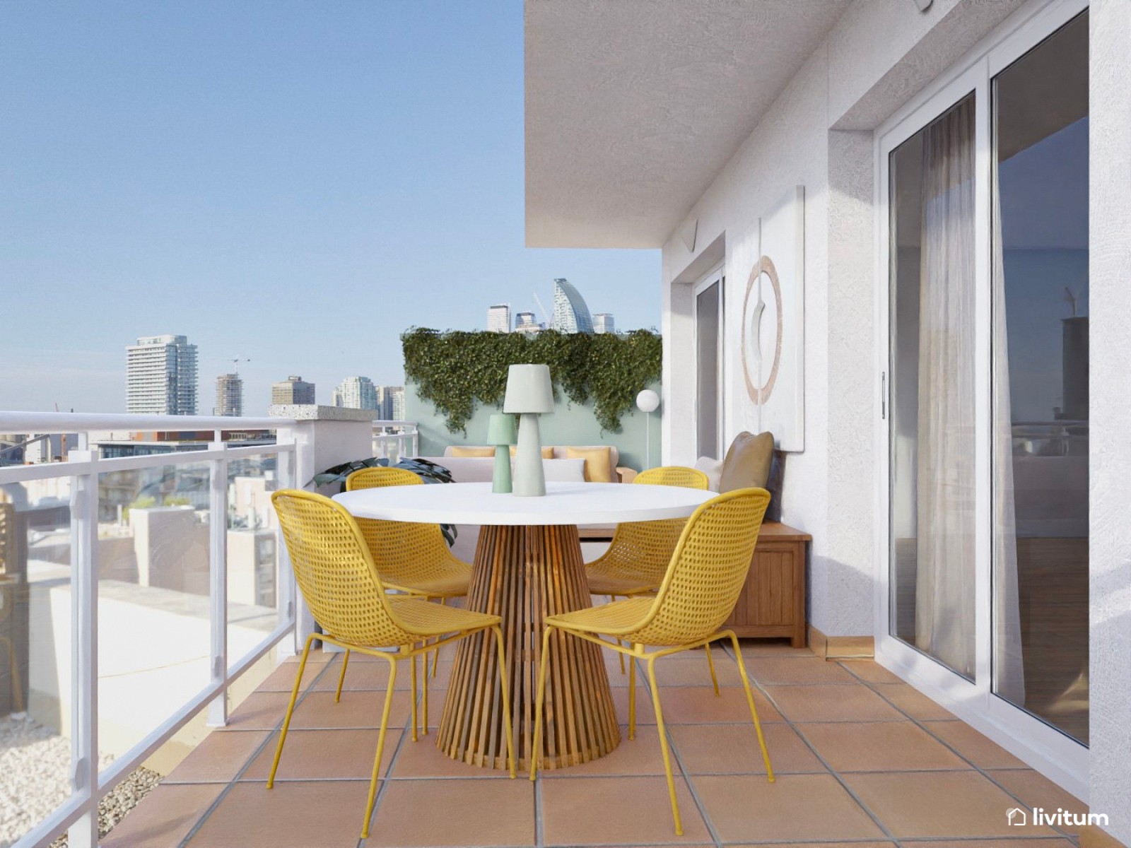 Terraza alargada con zona de comedor y salón con un toque de color