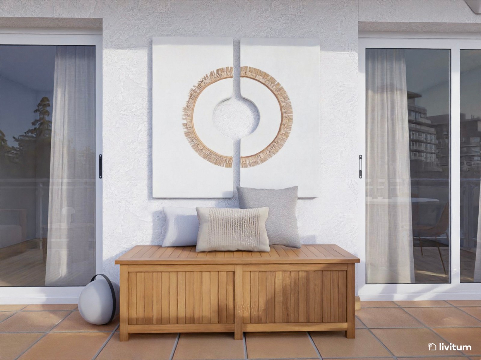 Terraza alargada con zona de comedor y salón con un toque de color