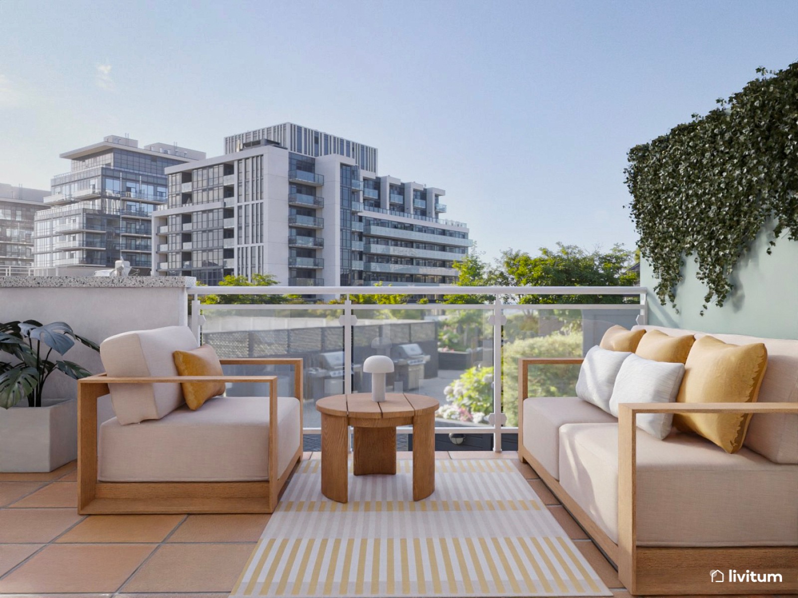 Terraza alargada con zona de comedor y salón con un toque de color