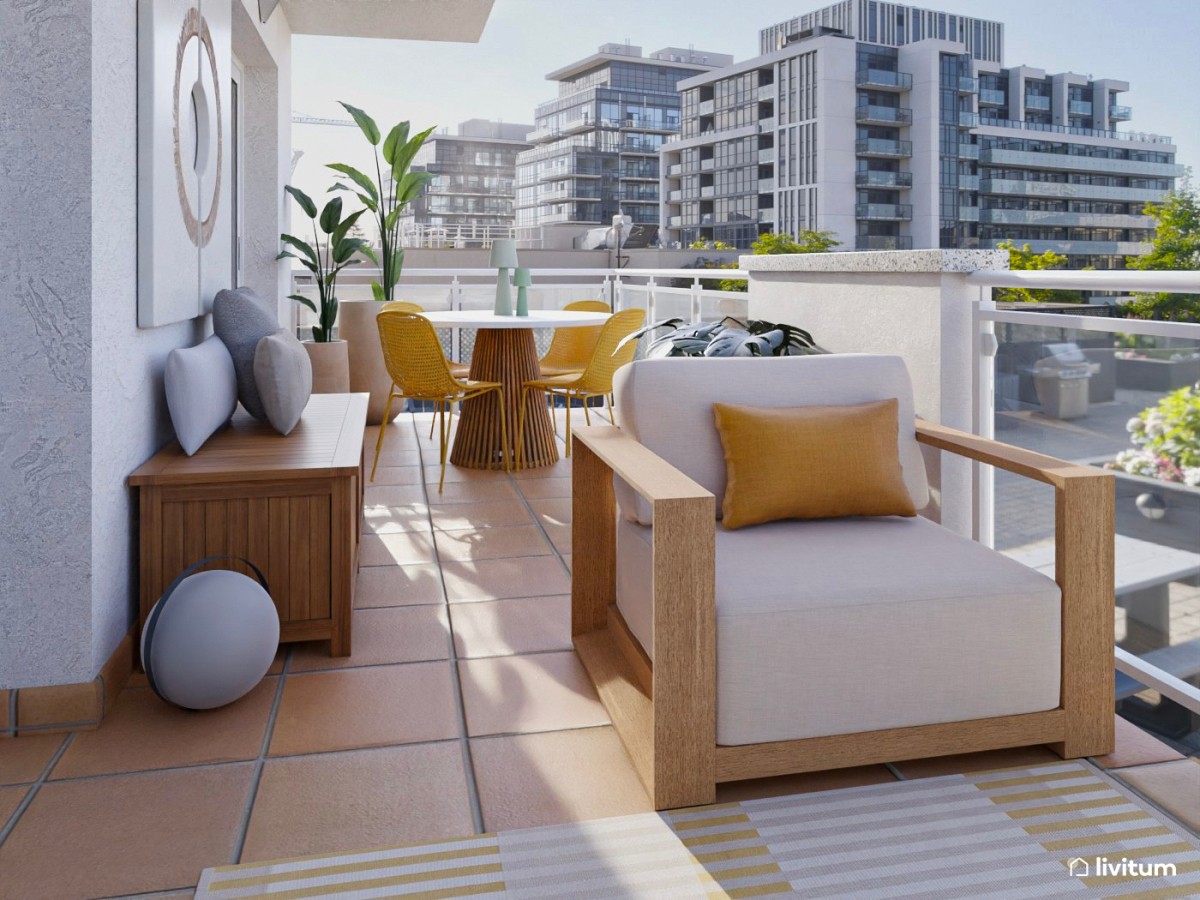 Terraza alargada con zona de comedor y salón con un toque de color