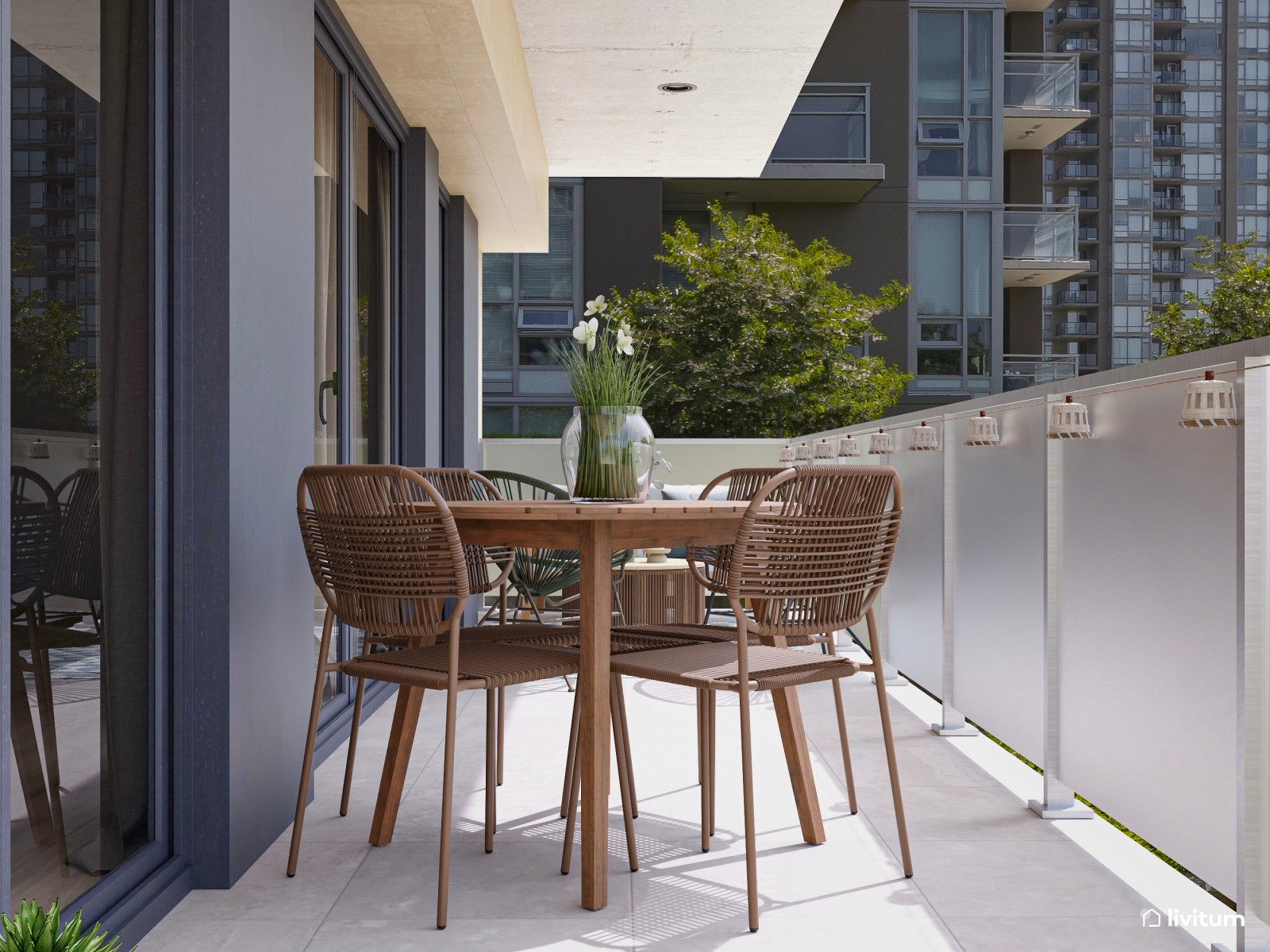 Terraza alargada con zona de salón y pequeño comedor exterior