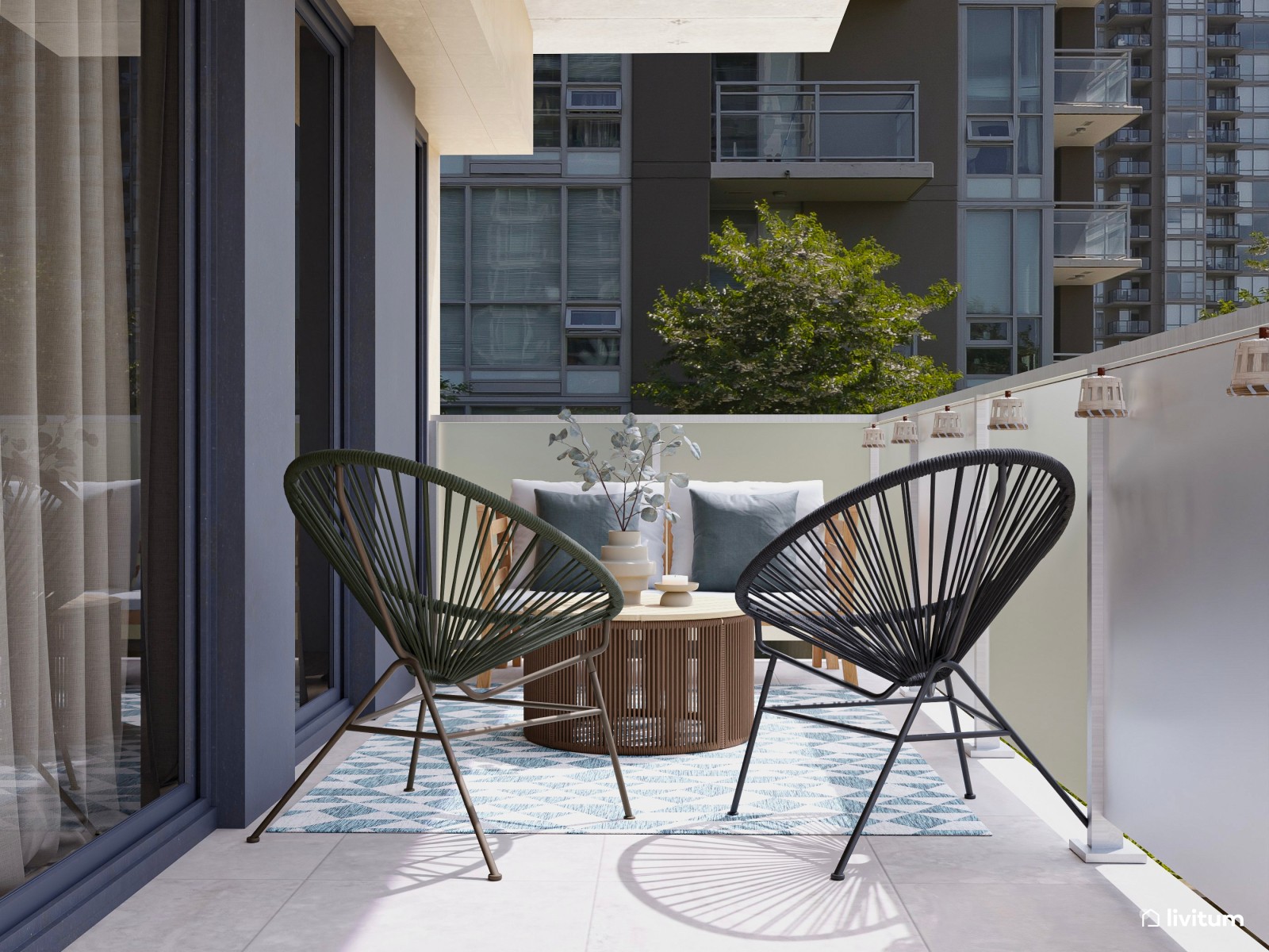 Terraza alargada con zona de salón y pequeño comedor exterior