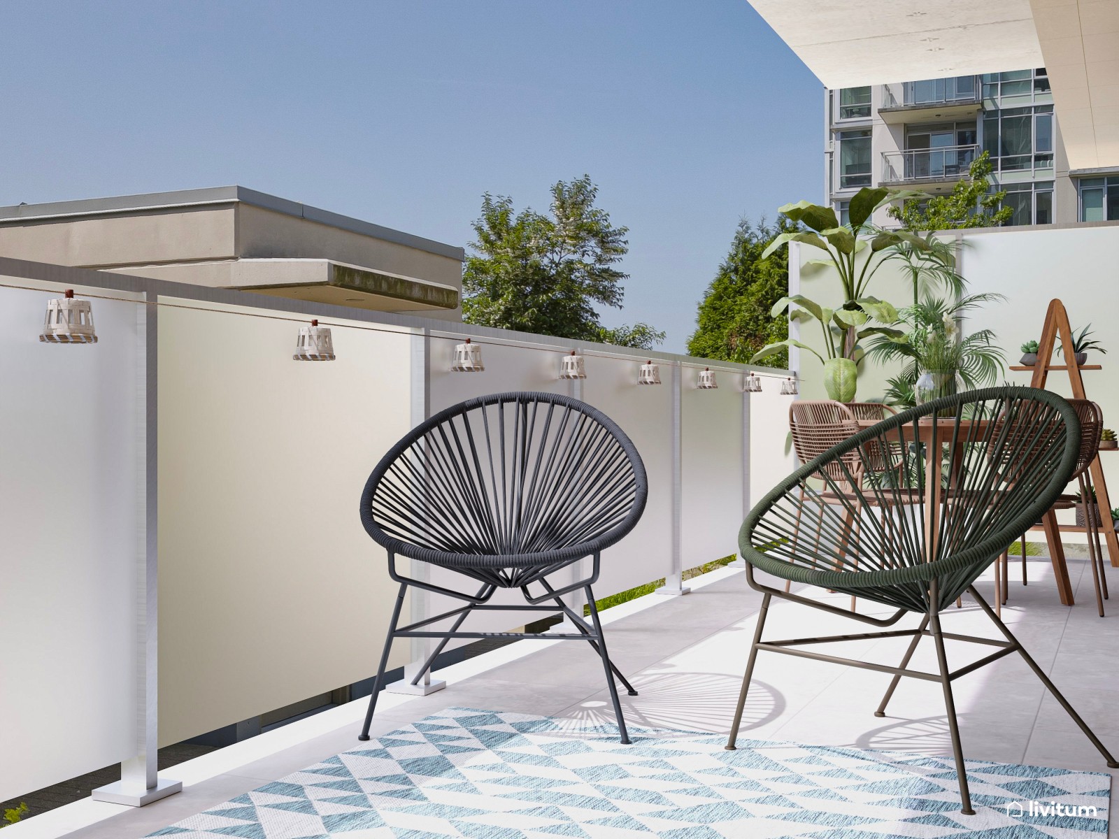 Terraza alargada con zona de salón y pequeño comedor exterior