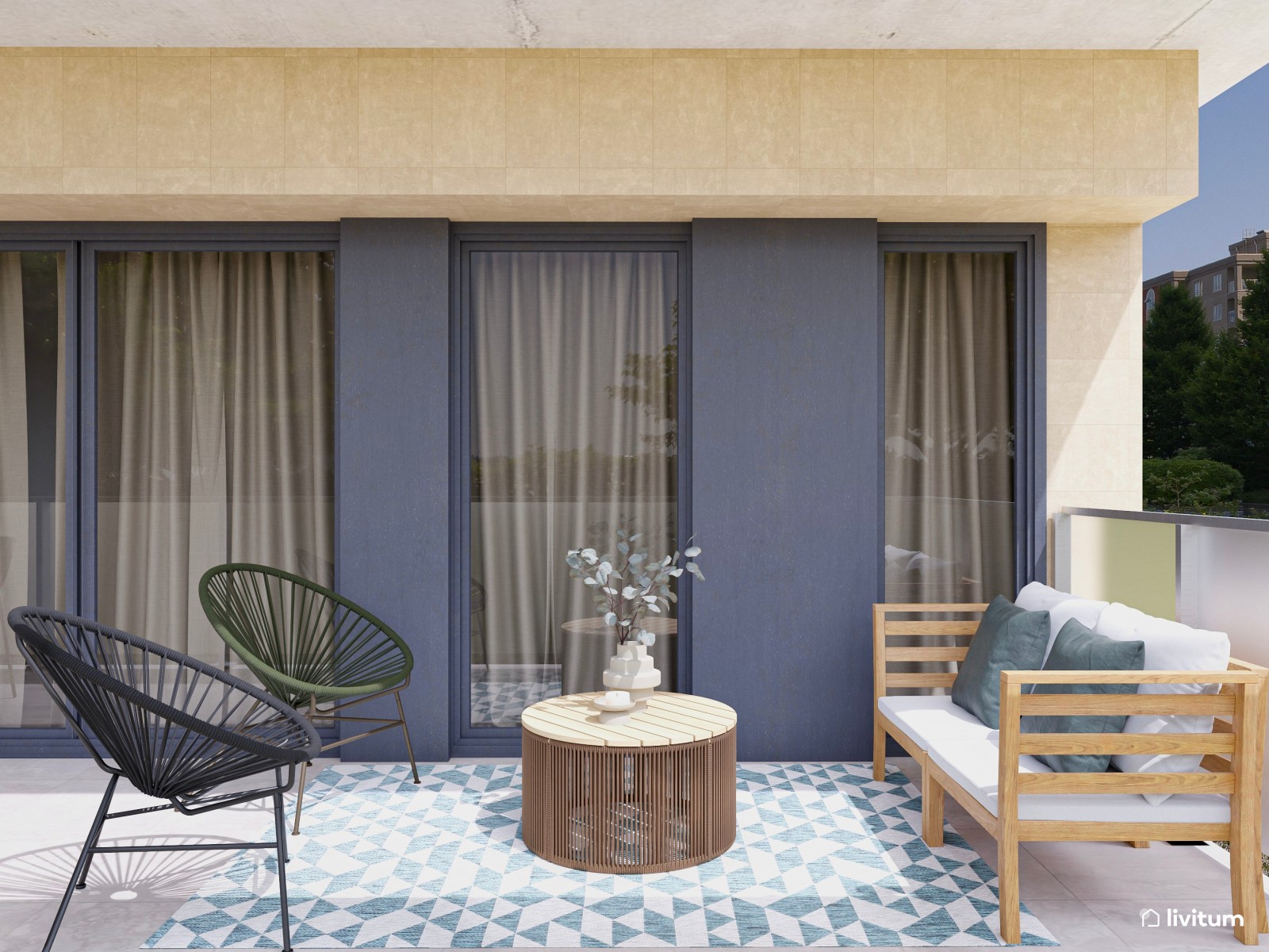 Terraza alargada con zona de salón y pequeño comedor exterior