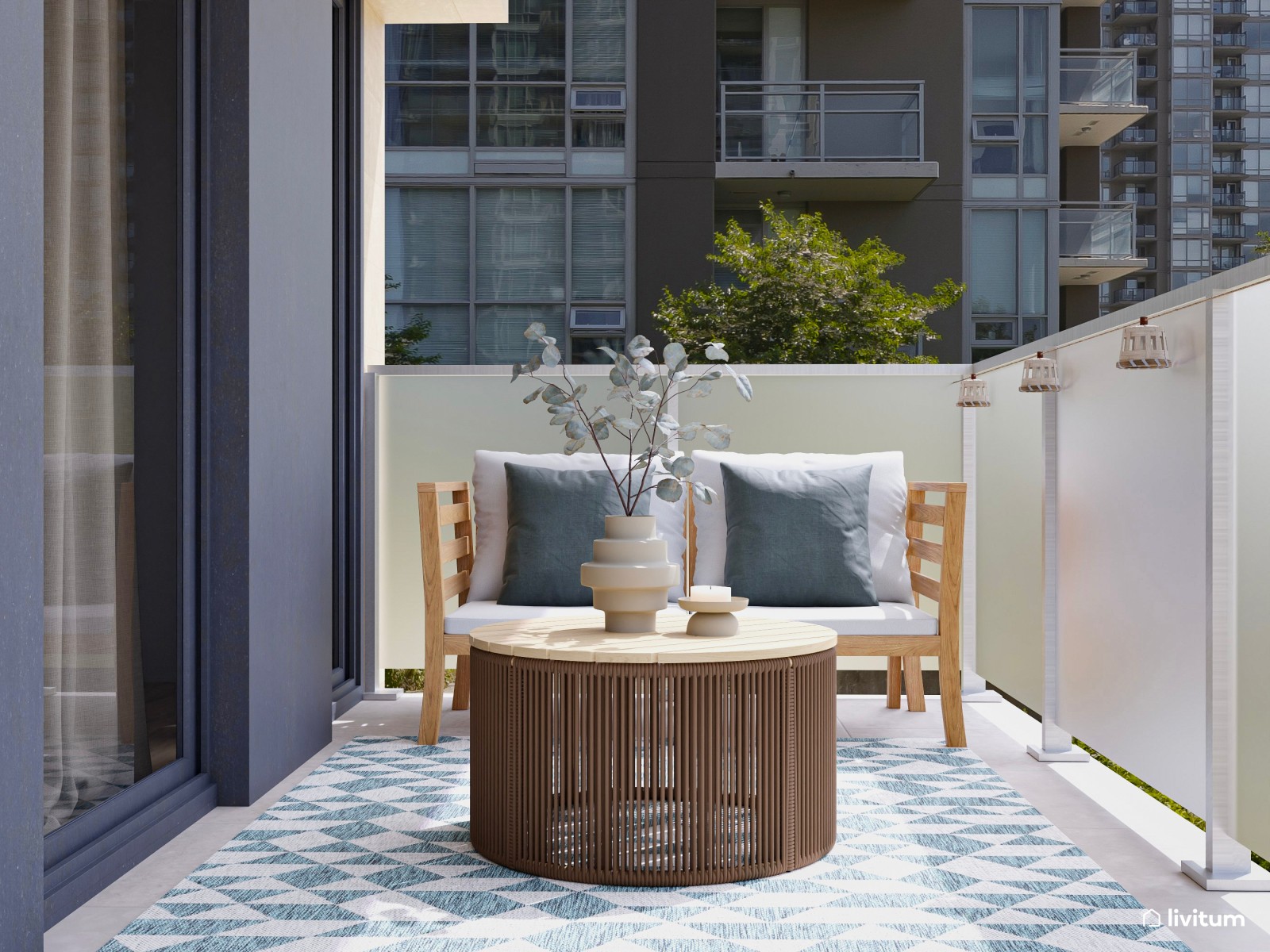 Terraza alargada con zona de salón y pequeño comedor exterior