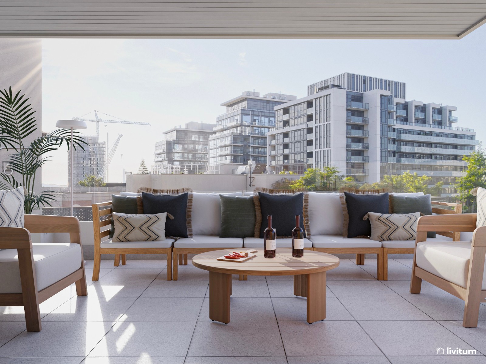 Terraza alargada y estrecha con elegantes sofás en madera y tonos beige 