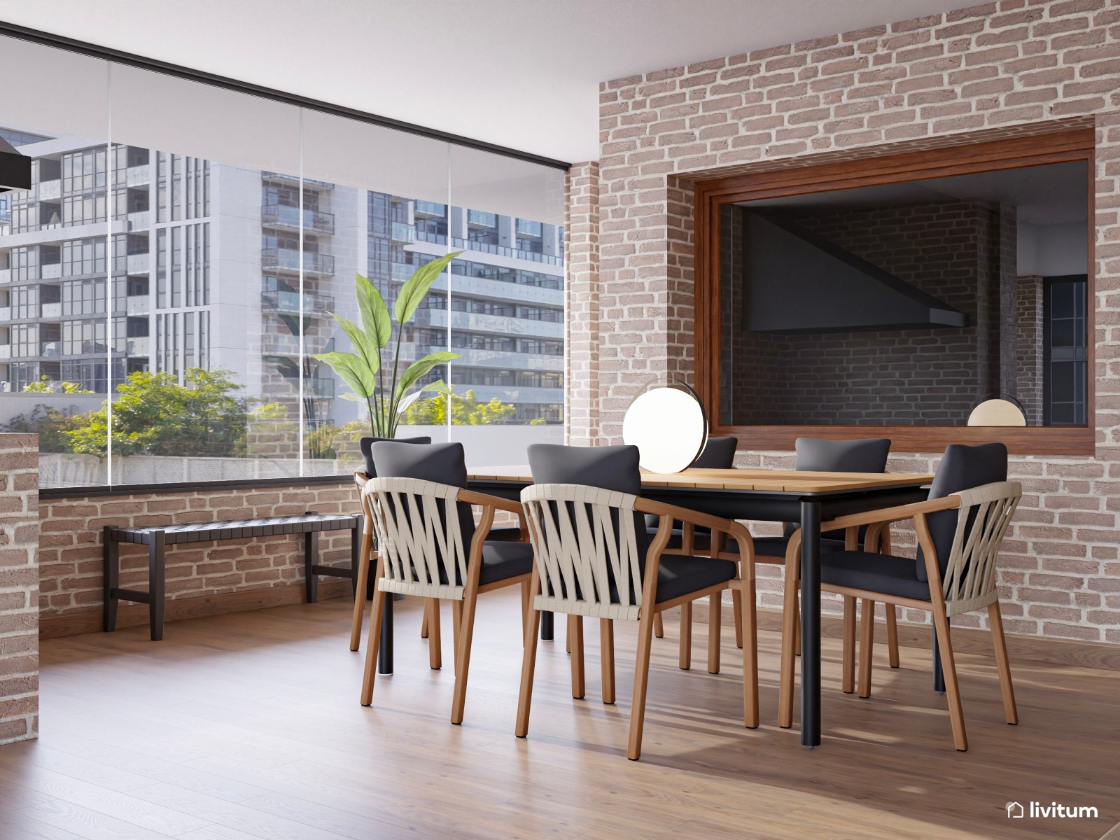 Terraza bohemia e industrial con cerramientos acristalados