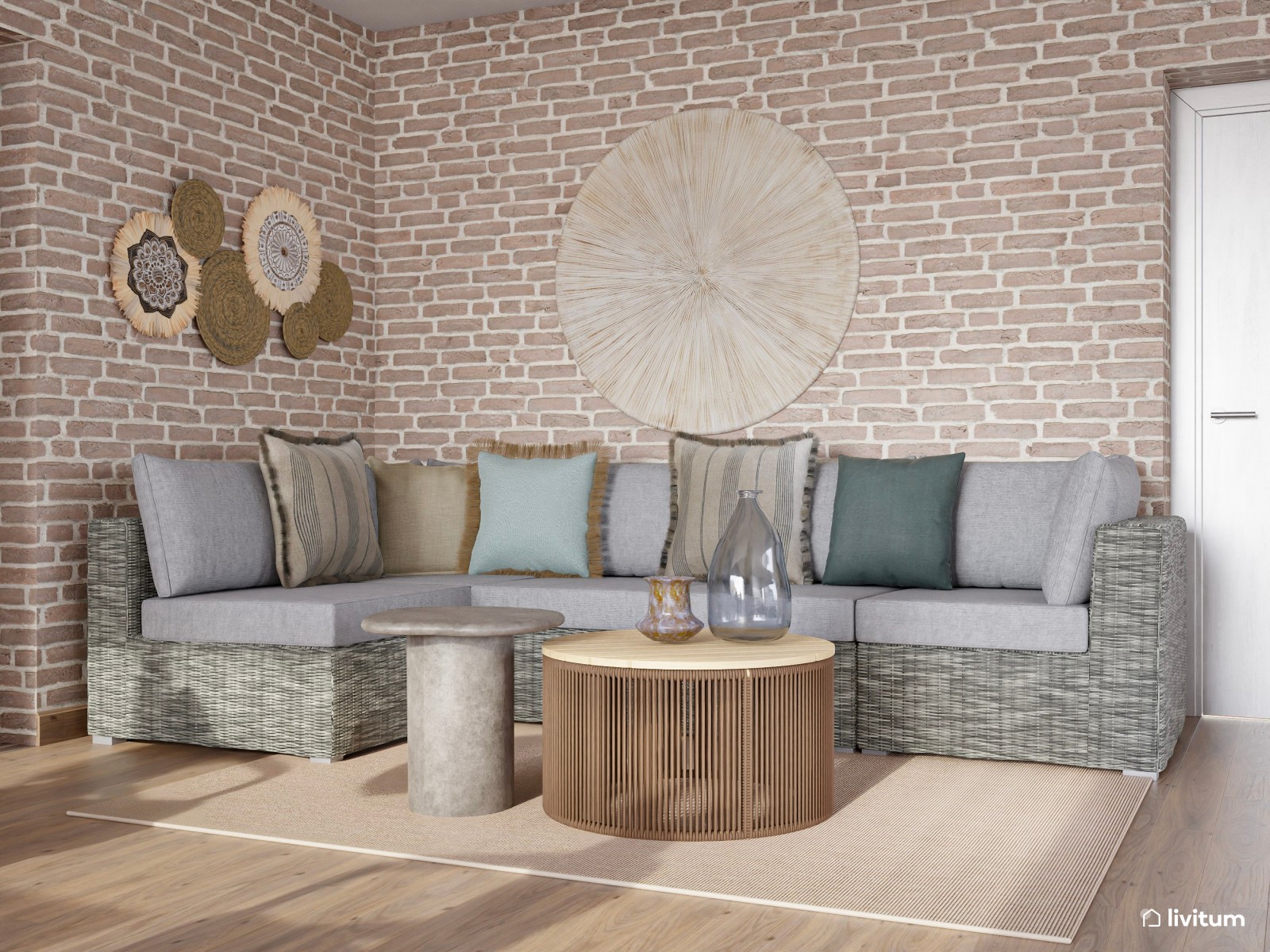 Terraza bohemia e industrial con cerramientos acristalados