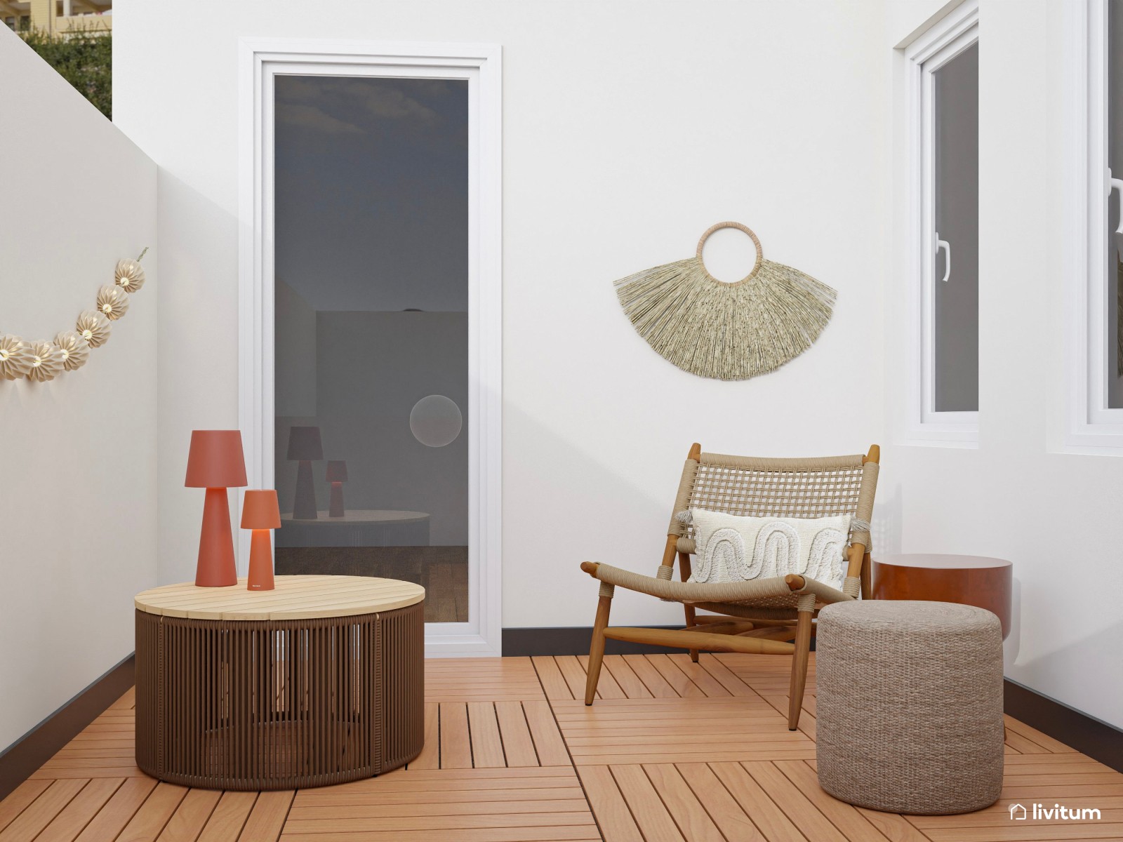 Terraza con acogedor salón exterior y jardín vertical