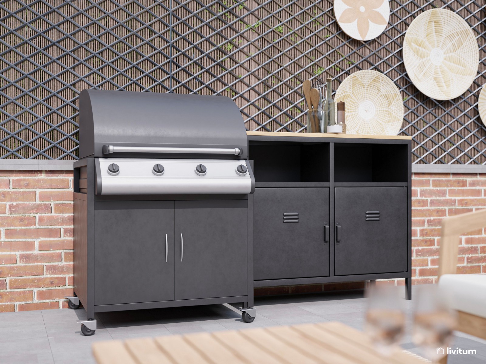 Terraza con amplia zona de sofás, comedor y barbacoa