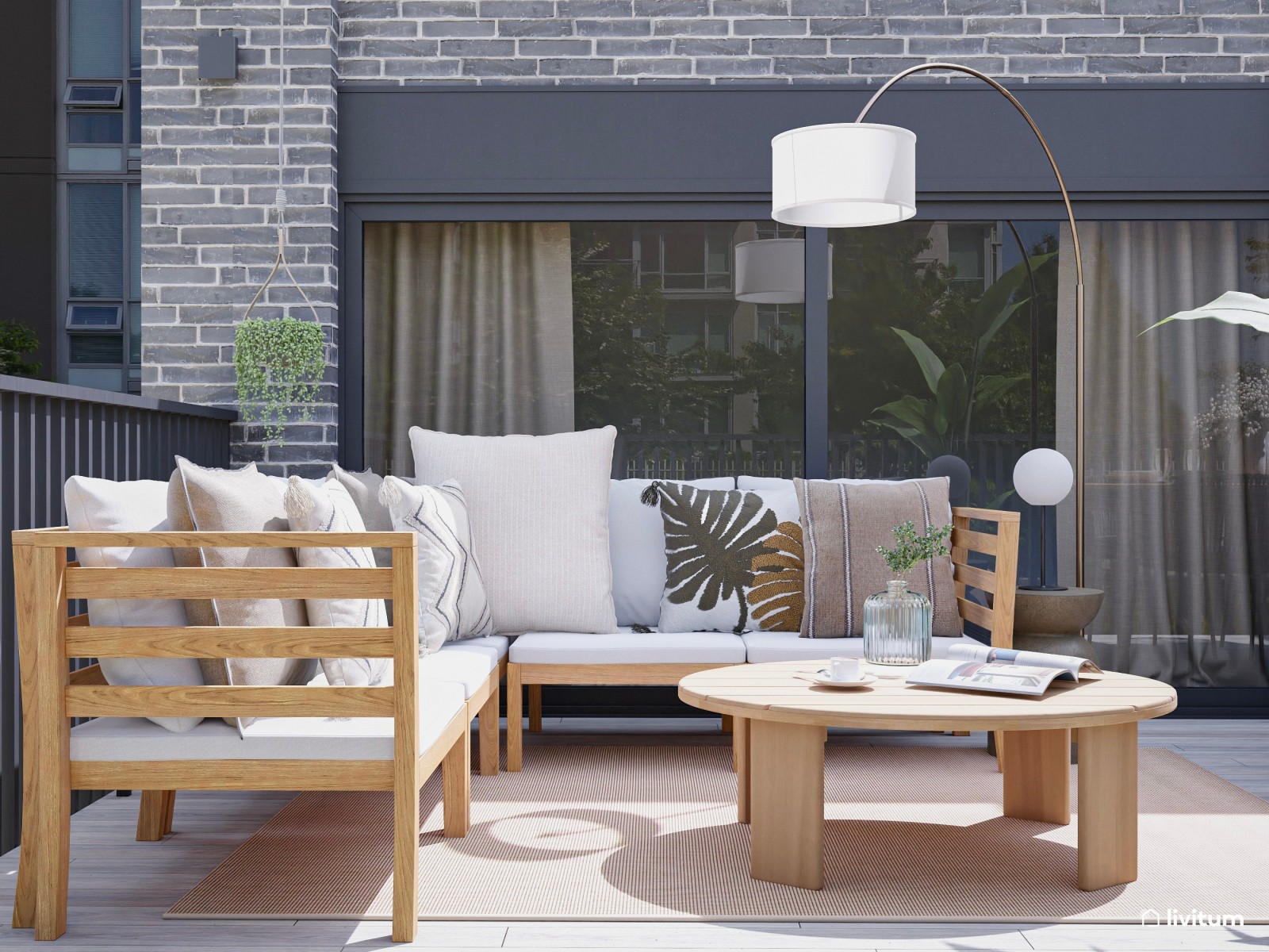 Terraza con zona de descanso y comedor muy bien aprovechada