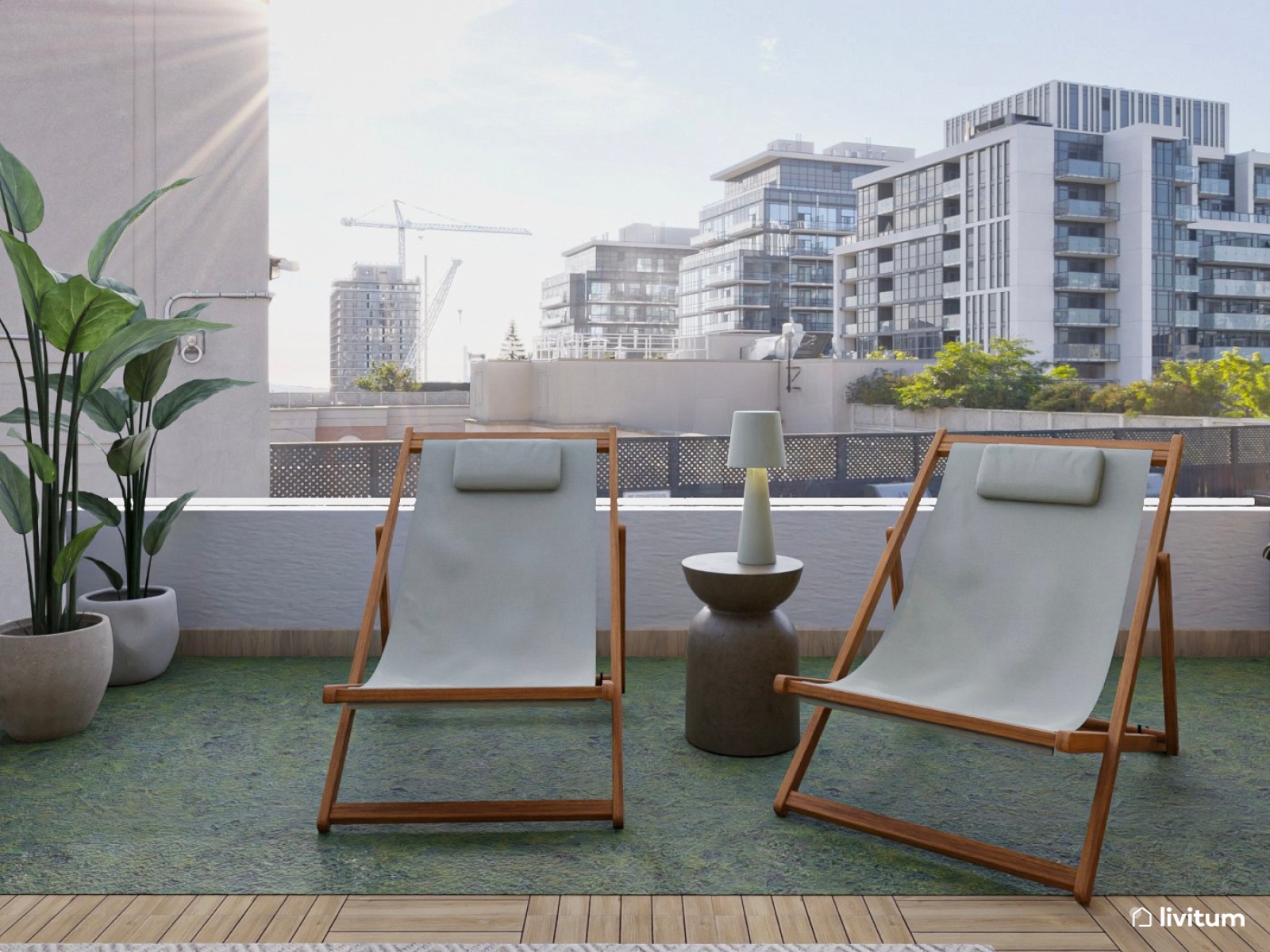 Terraza moderna con jardín vertical y muebles en tonos claros