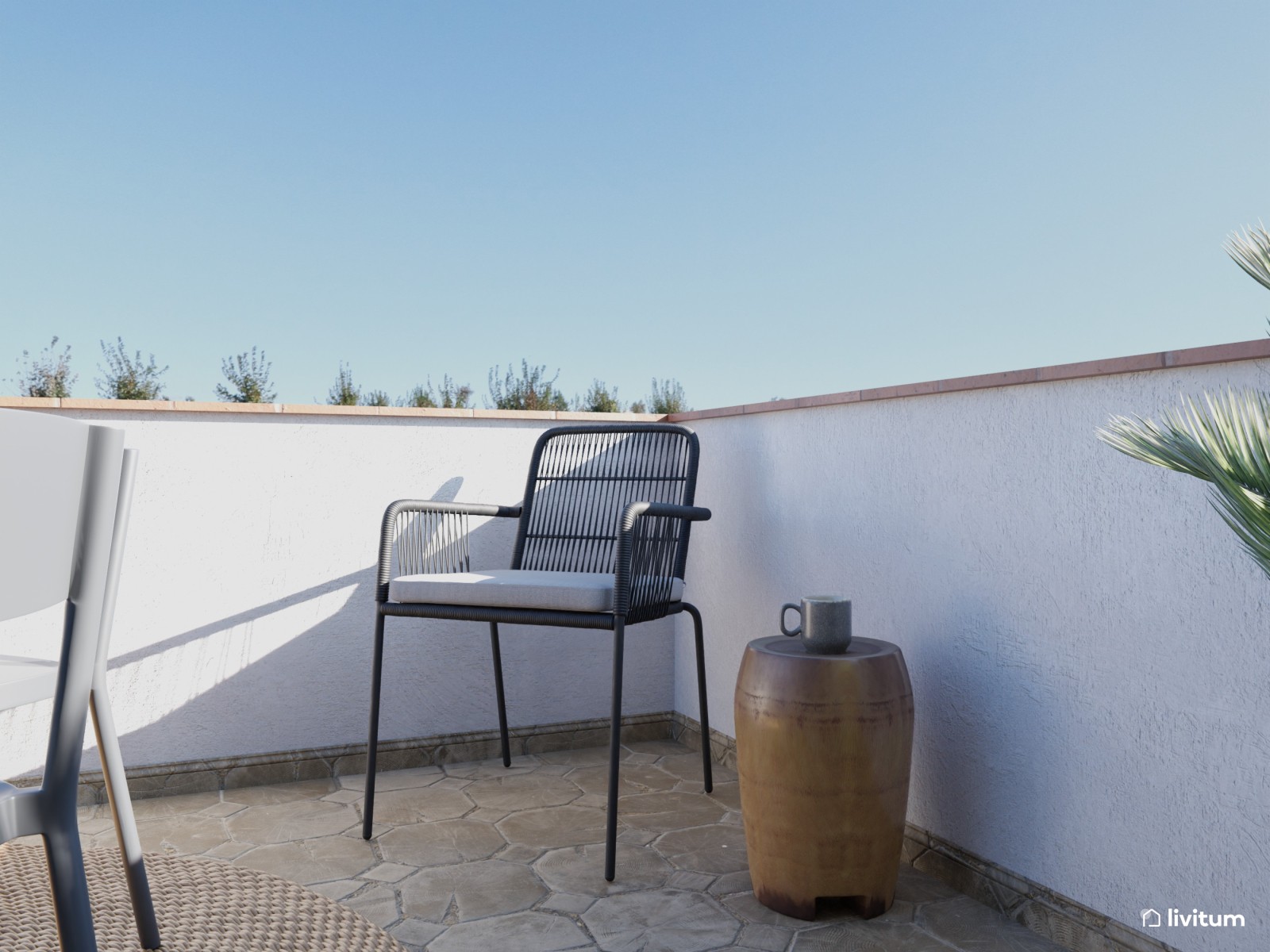 Terraza privada con muebles oscuros